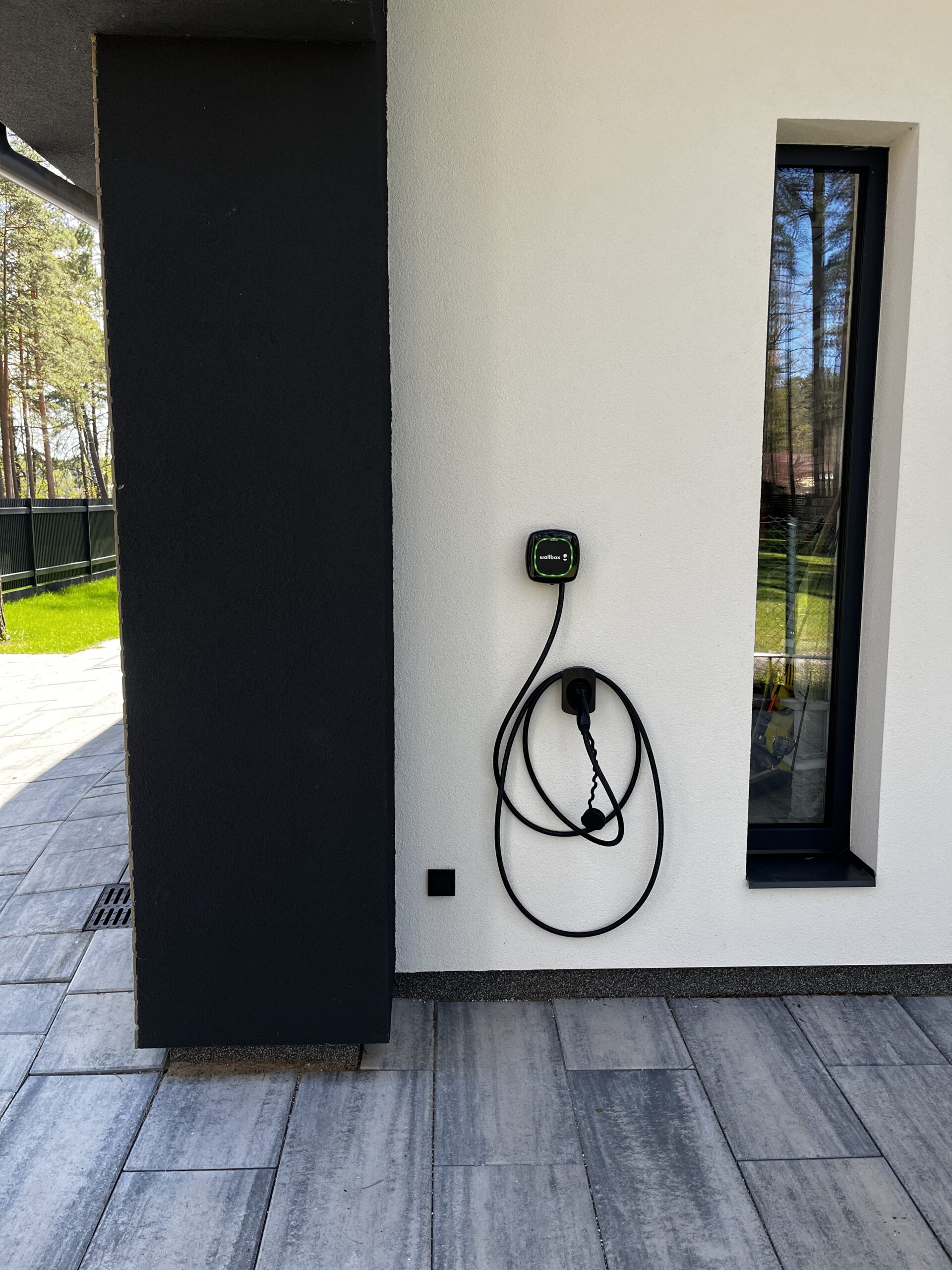Melns un Balts 22kW Wallbox